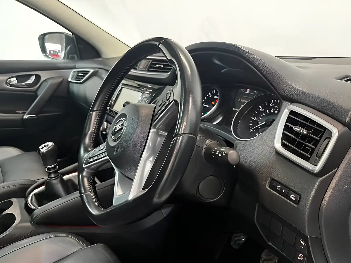 Used 2019 Nissan Qashqai Tekna White - Interior and Exterior details 10