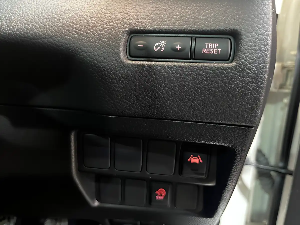 Used 2019 Nissan Qashqai Tekna White - Interior and Exterior details 17
