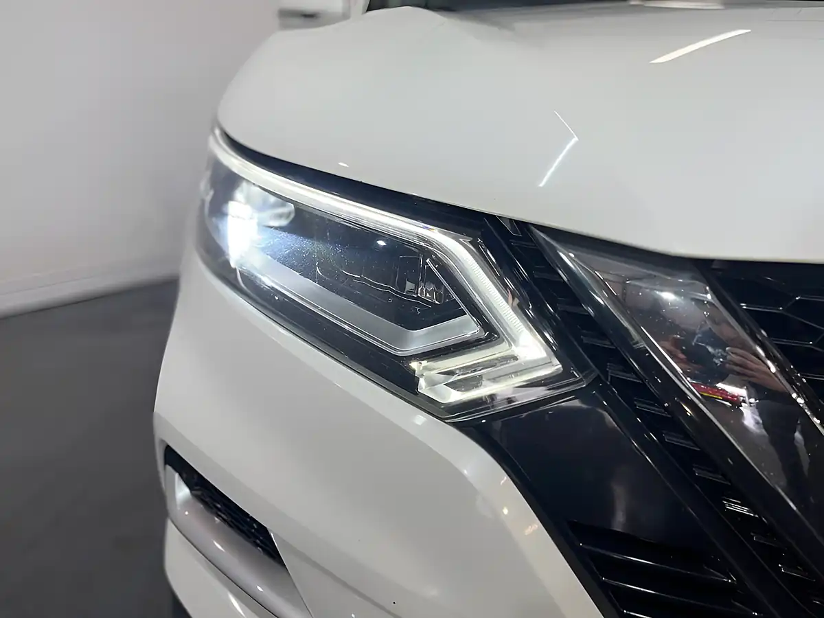 Used 2019 Nissan Qashqai Tekna White - Interior and Exterior details 5