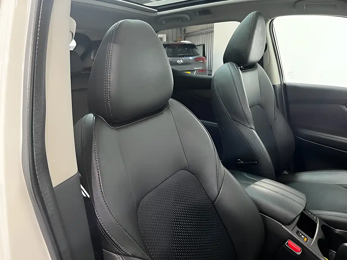 Used 2019 Nissan Qashqai Tekna White - Interior and Exterior details 9