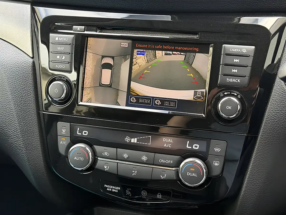 Used 2019 Nissan Qashqai Tekna White - Interior and Exterior details 17