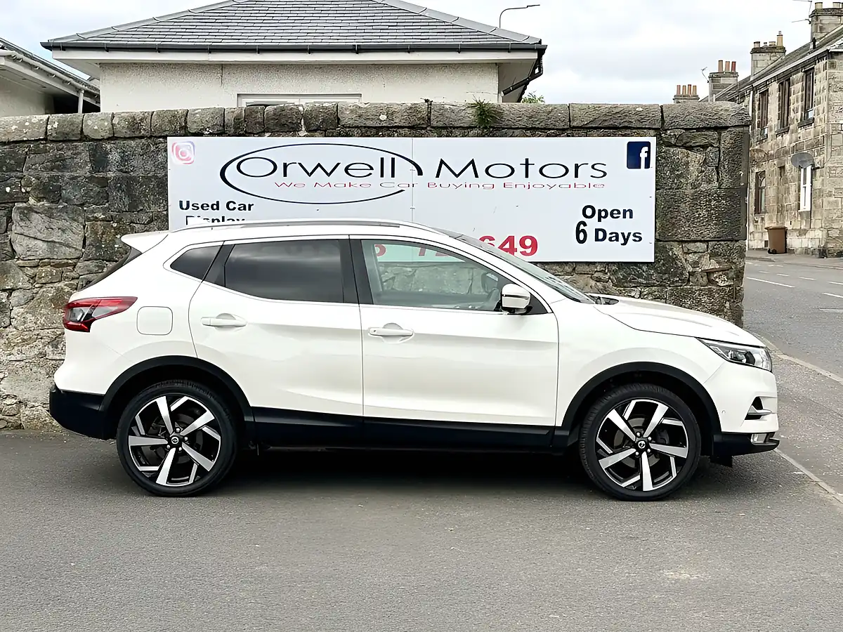 Used 2019 Nissan Qashqai Tekna White - Interior and Exterior details 3