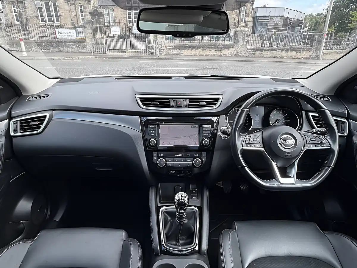 Used 2019 Nissan Qashqai Tekna White - Interior and Exterior details 8