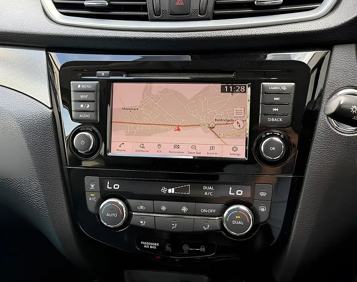 Used 2019 Nissan Qashqai Tekna White - Interior and Exterior details 9