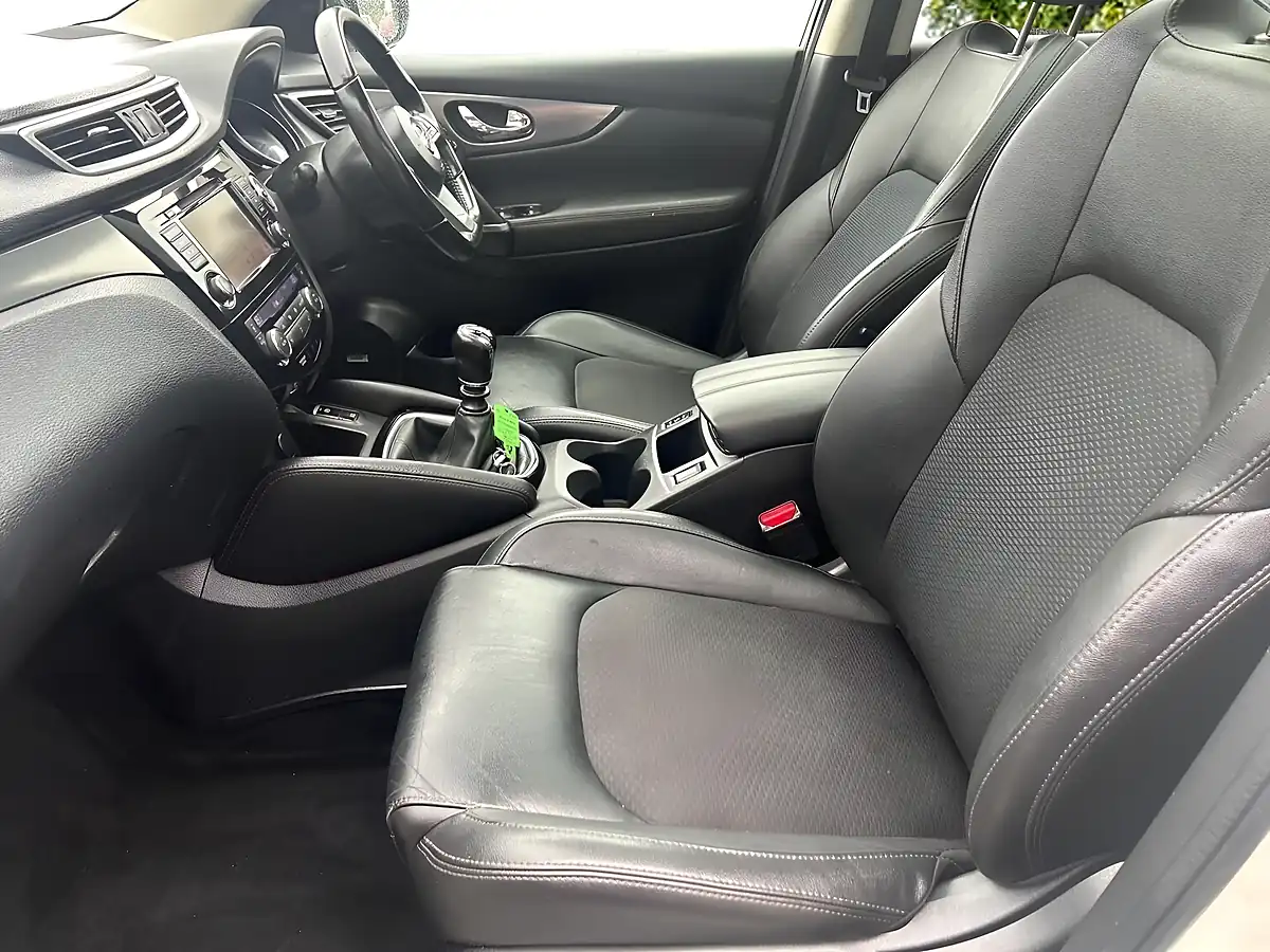 Used 2019 Nissan Qashqai Tekna White - Interior and Exterior details 13