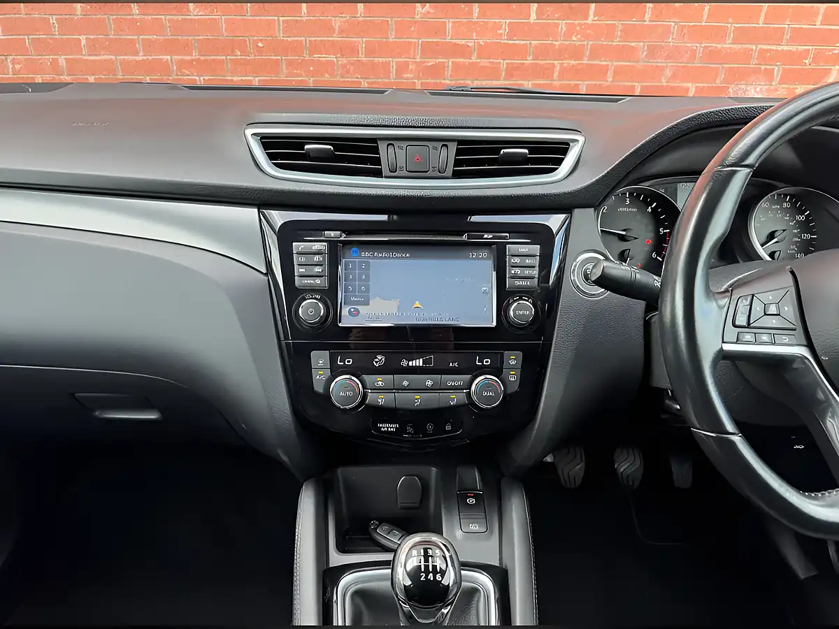 Used 2019 Nissan Qashqai Tekna White - Interior and Exterior details 12