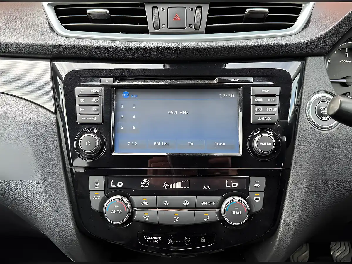 Used 2019 Nissan Qashqai Tekna White - Interior and Exterior details 13