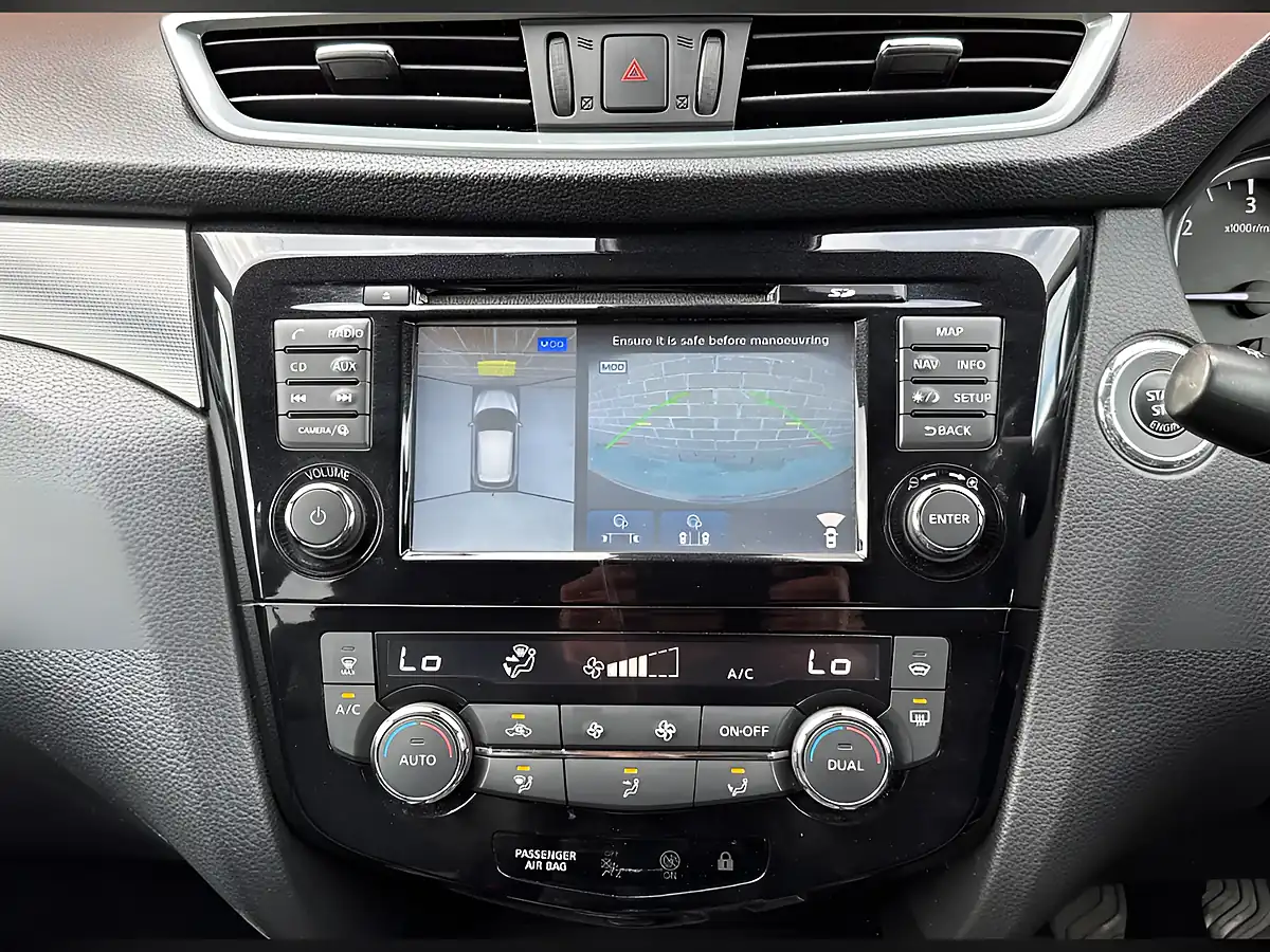 Used 2019 Nissan Qashqai Tekna White - Interior and Exterior details 14
