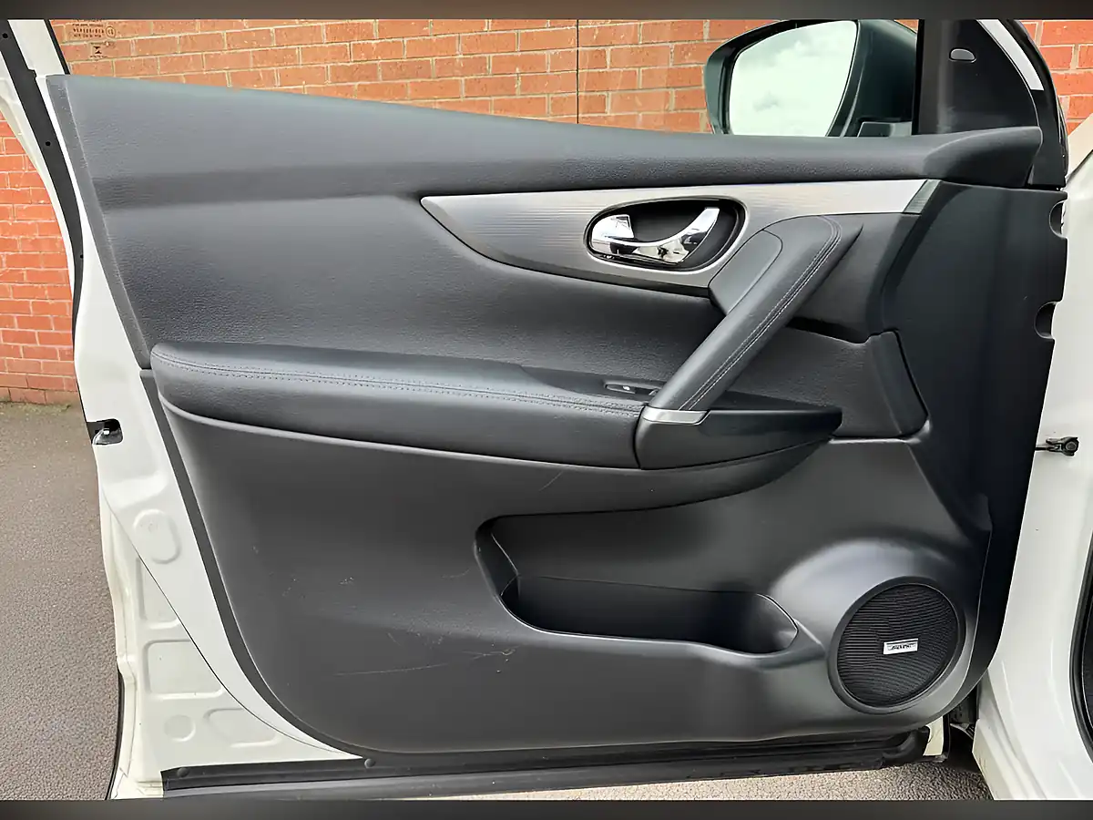 Used 2019 Nissan Qashqai Tekna White - Interior and Exterior details 17