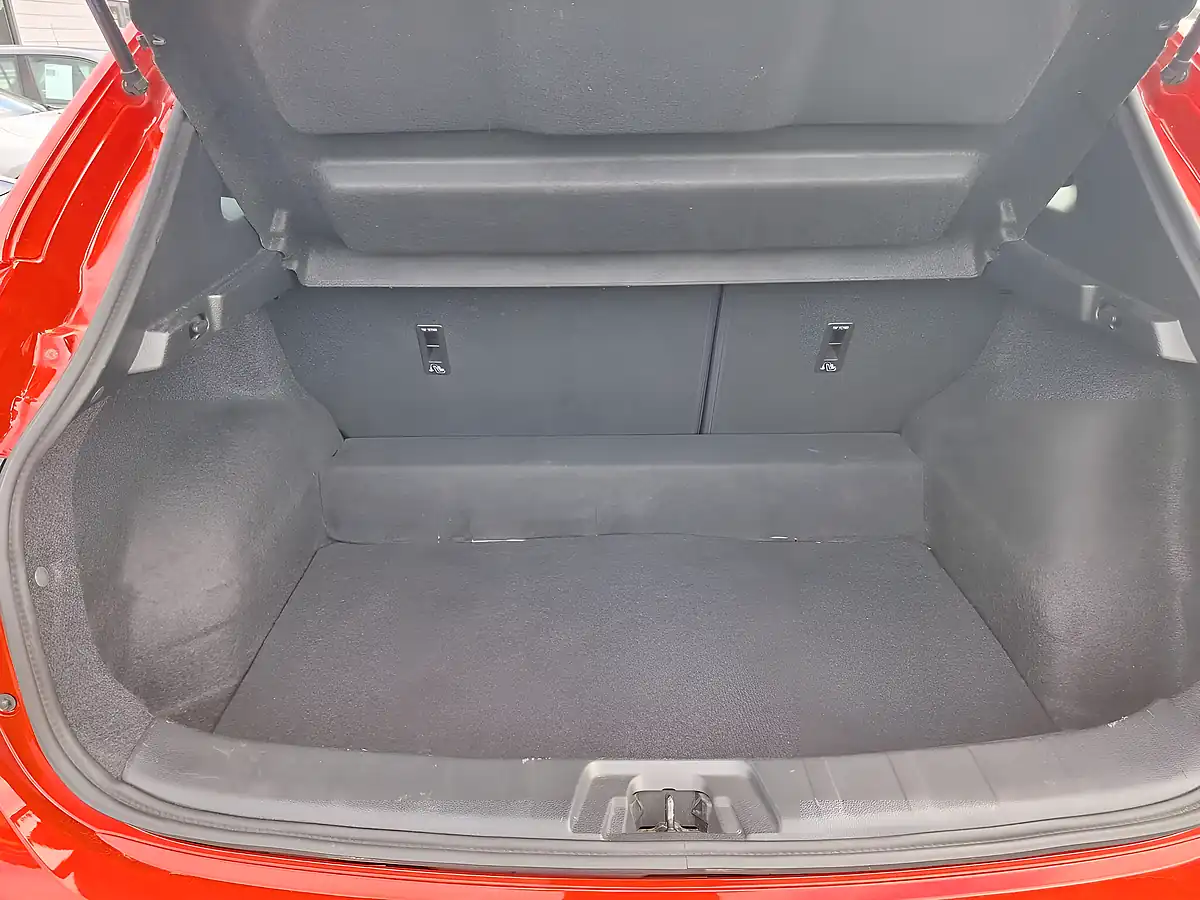 Used 2019 Nissan Qashqai Visia Red - Interior and Exterior details 10