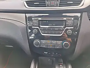 Used 2019 Nissan Qashqai Visia Red - Interior and Exterior details 13