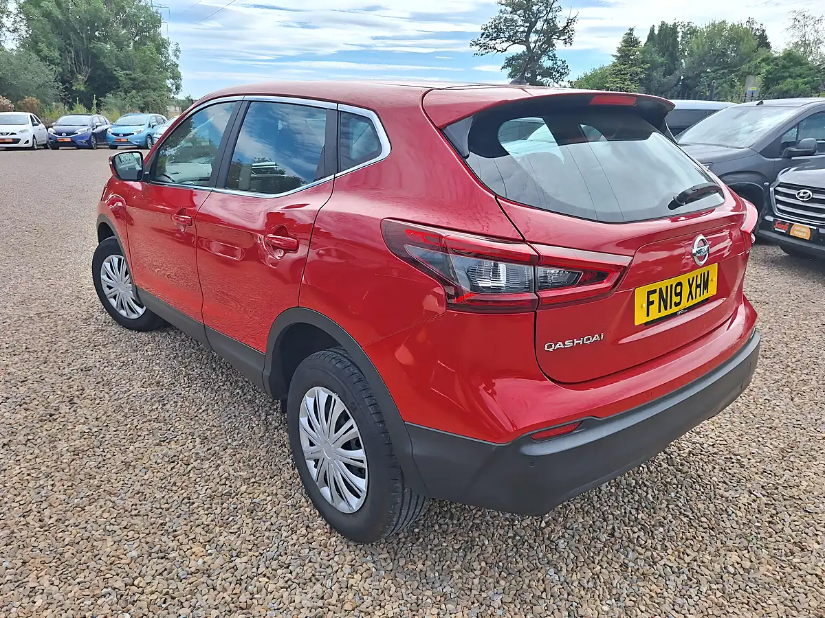 Used 2019 Nissan Qashqai Visia Red - Interior and Exterior details 14