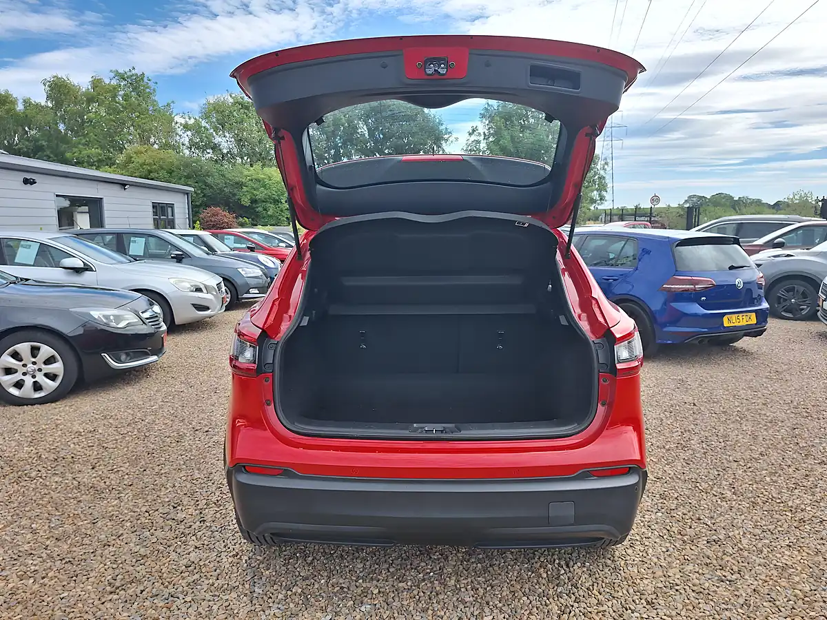 Used 2019 Nissan Qashqai Visia Red - Interior and Exterior details 16