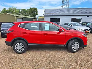 Used 2019 Nissan Qashqai Visia Red - Interior and Exterior details 18