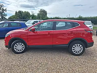 Used 2019 Nissan Qashqai Visia Red - Interior and Exterior details 9