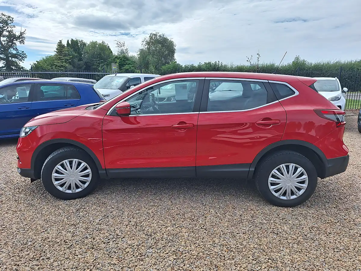Used 2019 Nissan Qashqai Visia Red - Interior and Exterior details 9