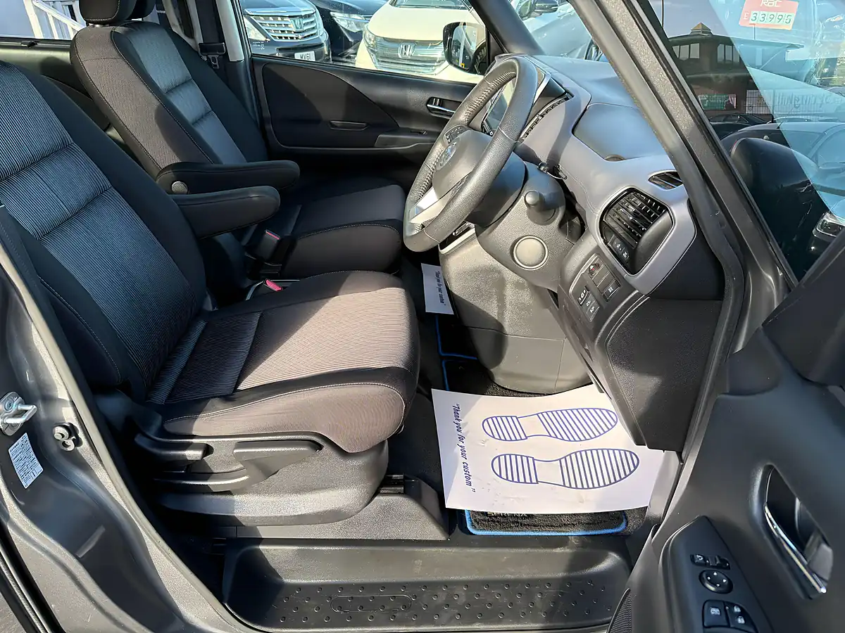 Used 2019 Nissan Serena Pilot 360 Grey - Interior and Exterior details 12