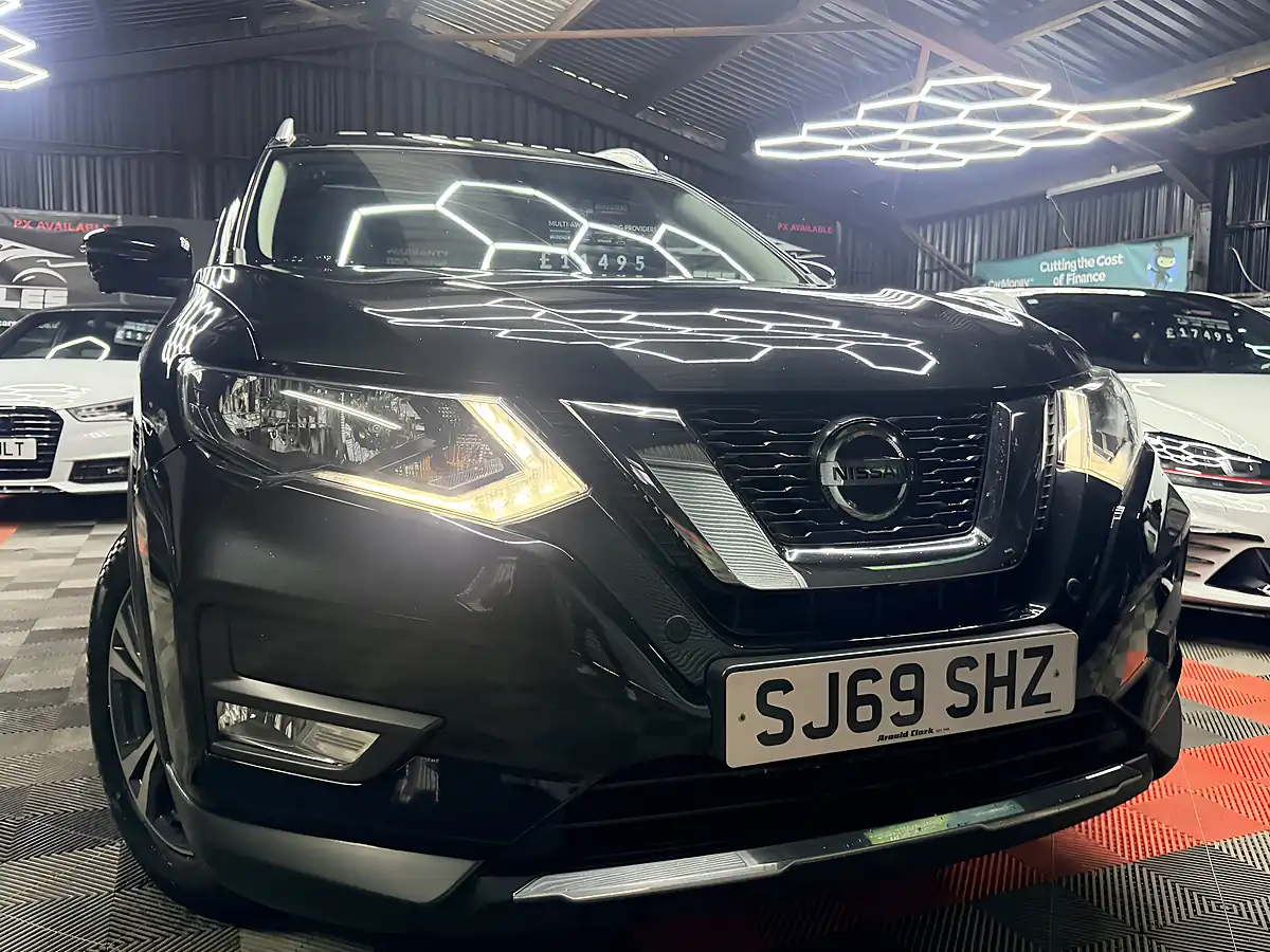 Used 2019 Nissan X-Trail N-Connecta Black - Front View