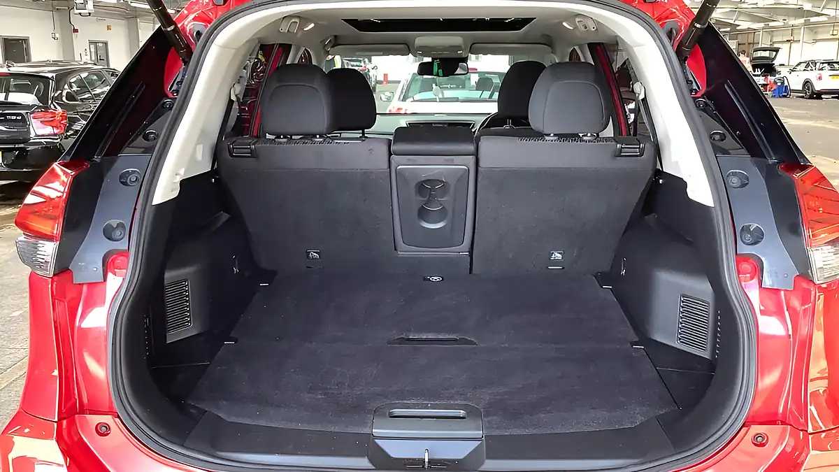 Used 2019 Nissan X-Trail N-Connecta Red - Interior and Exterior details 15