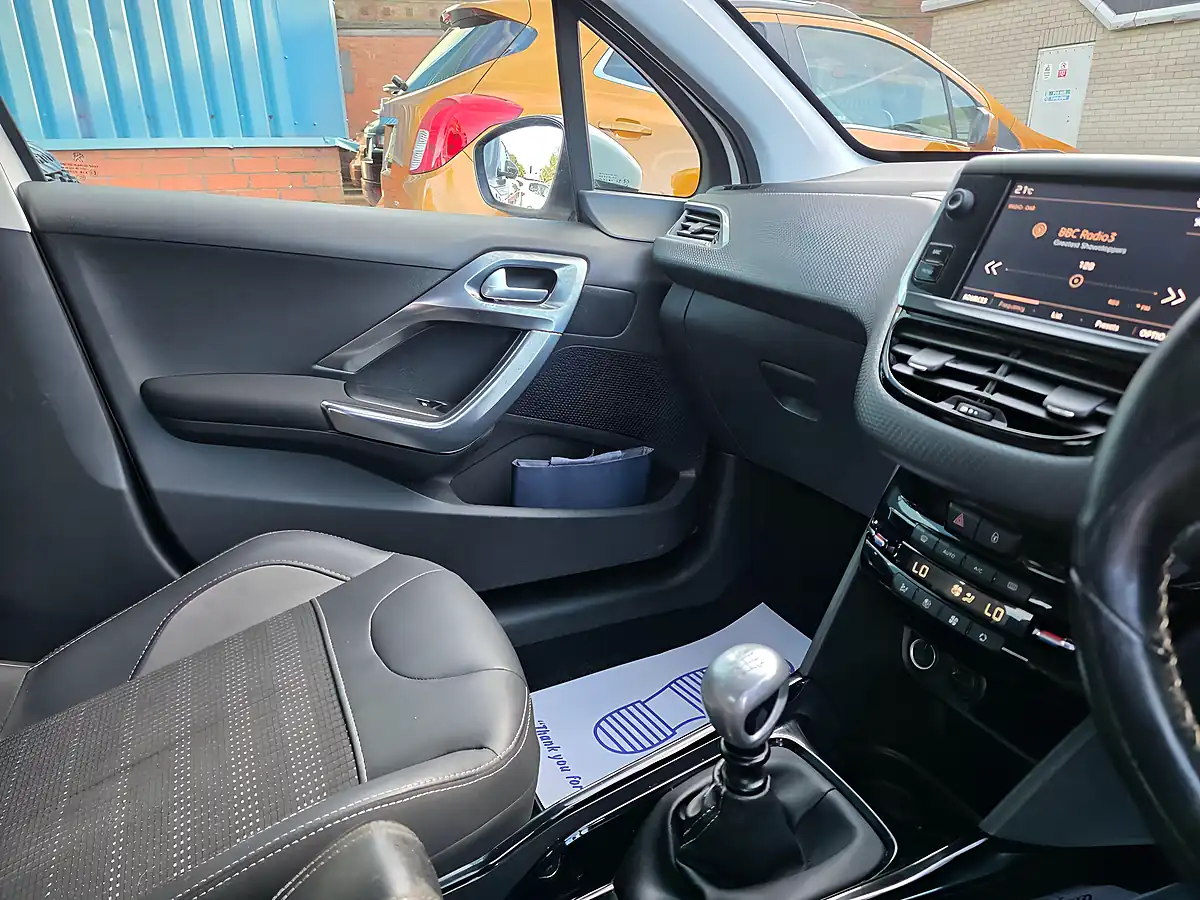 Used 2019 Peugeot 2008 Allure White - Interior and Exterior details 7