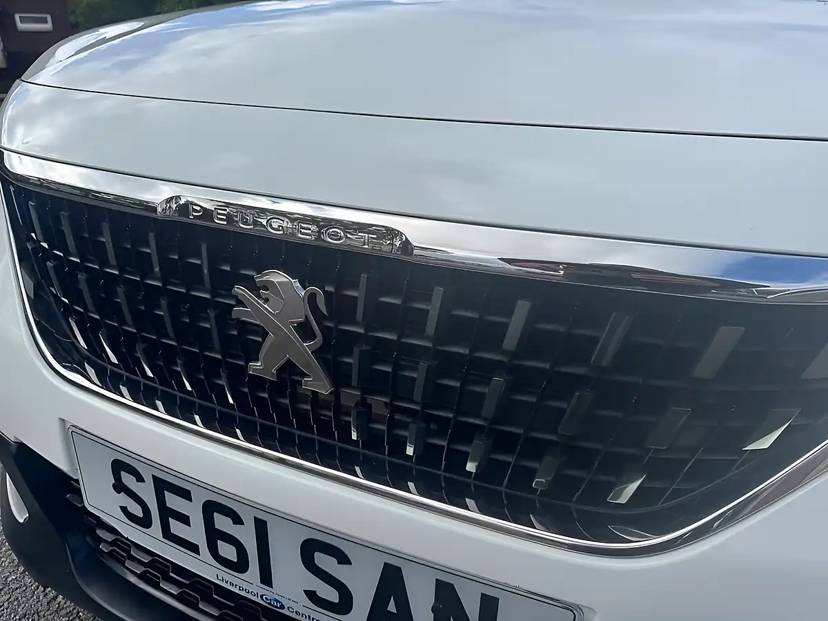Used 2019 Peugeot 2008 Signature White - Interior and Exterior details 10