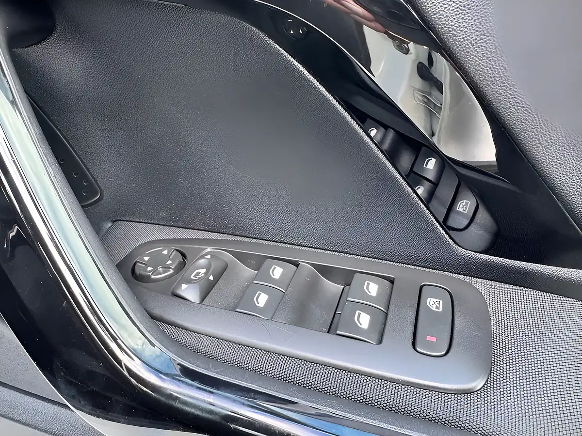Used 2019 Peugeot 2008 Signature White - Interior and Exterior details 15