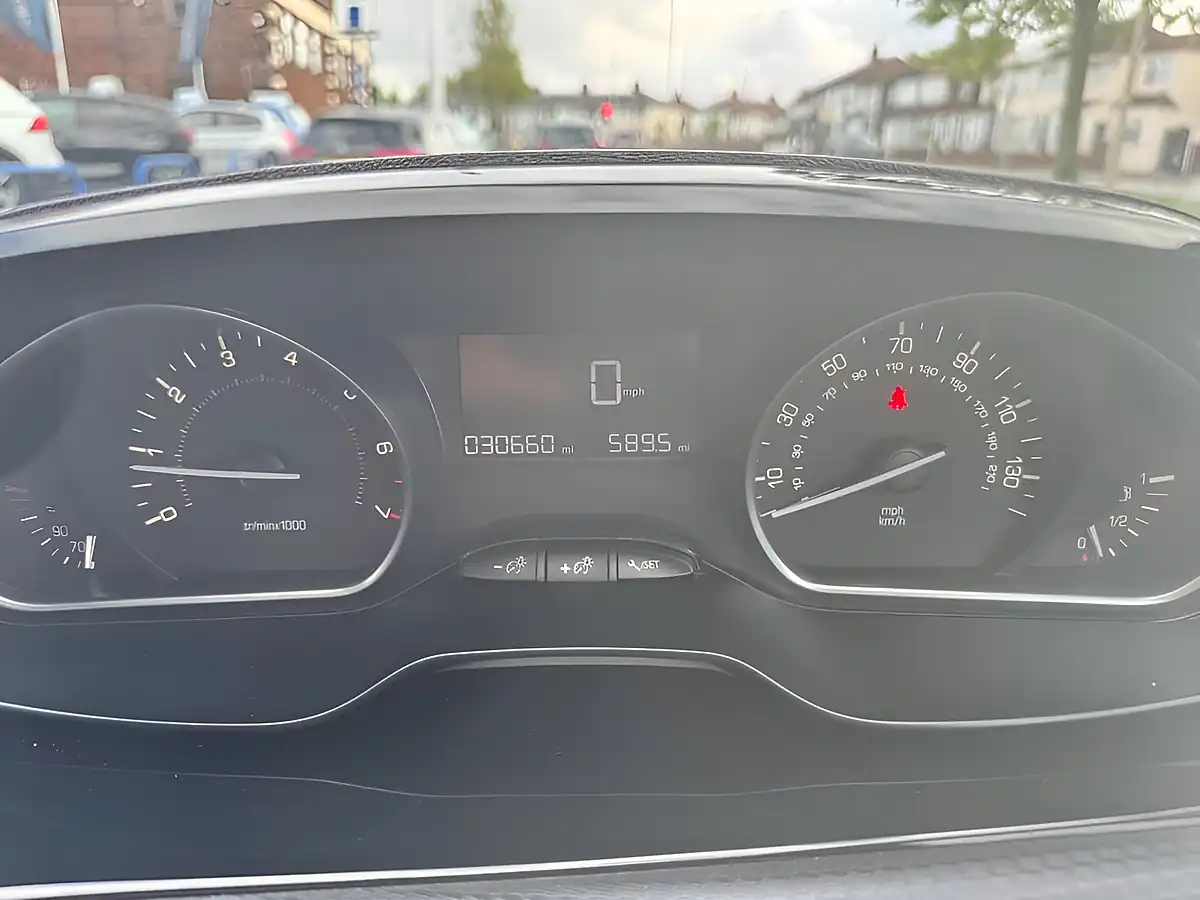 Used 2019 Peugeot 2008 Signature White - Interior and Exterior details 18