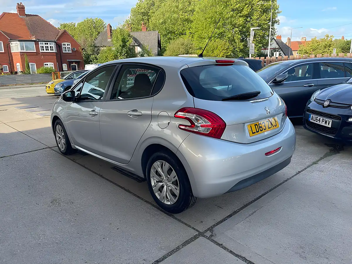 Used 2019 Peugeot 208 Access+ Silver - Interior and Exterior details 5