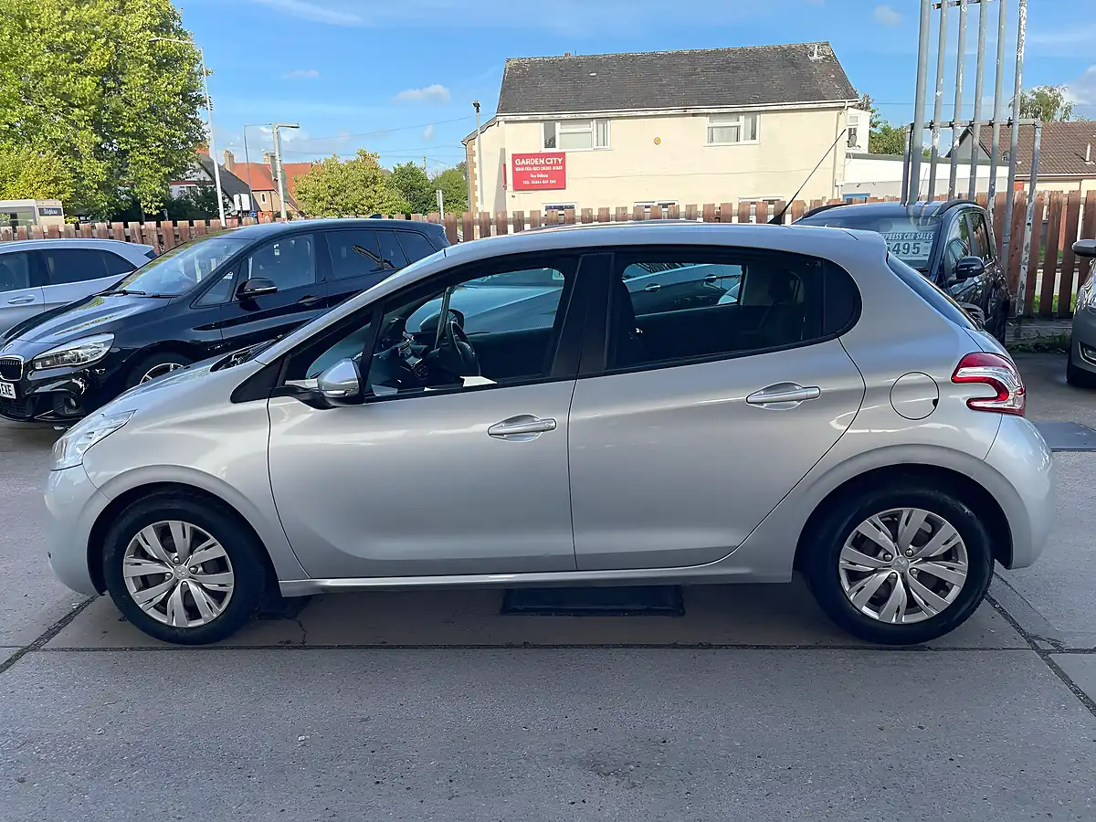 Used 2019 Peugeot 208 Access+ Silver - Interior and Exterior details 6
