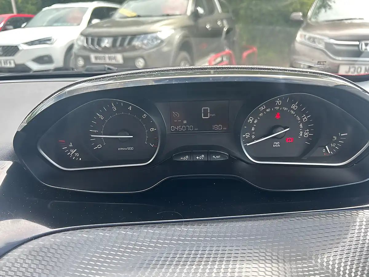 Used 2019 Peugeot 208 Active Red - Interior and Exterior details 4