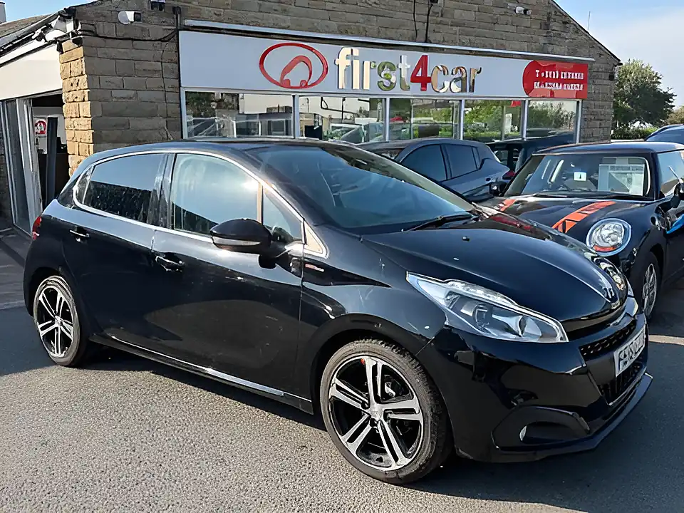 Used 2019 Peugeot 208 GT Line Black - Front View