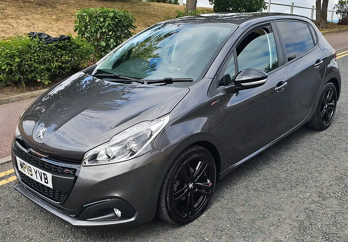 Used 2019 Peugeot 208 GT Line Grey - Front View