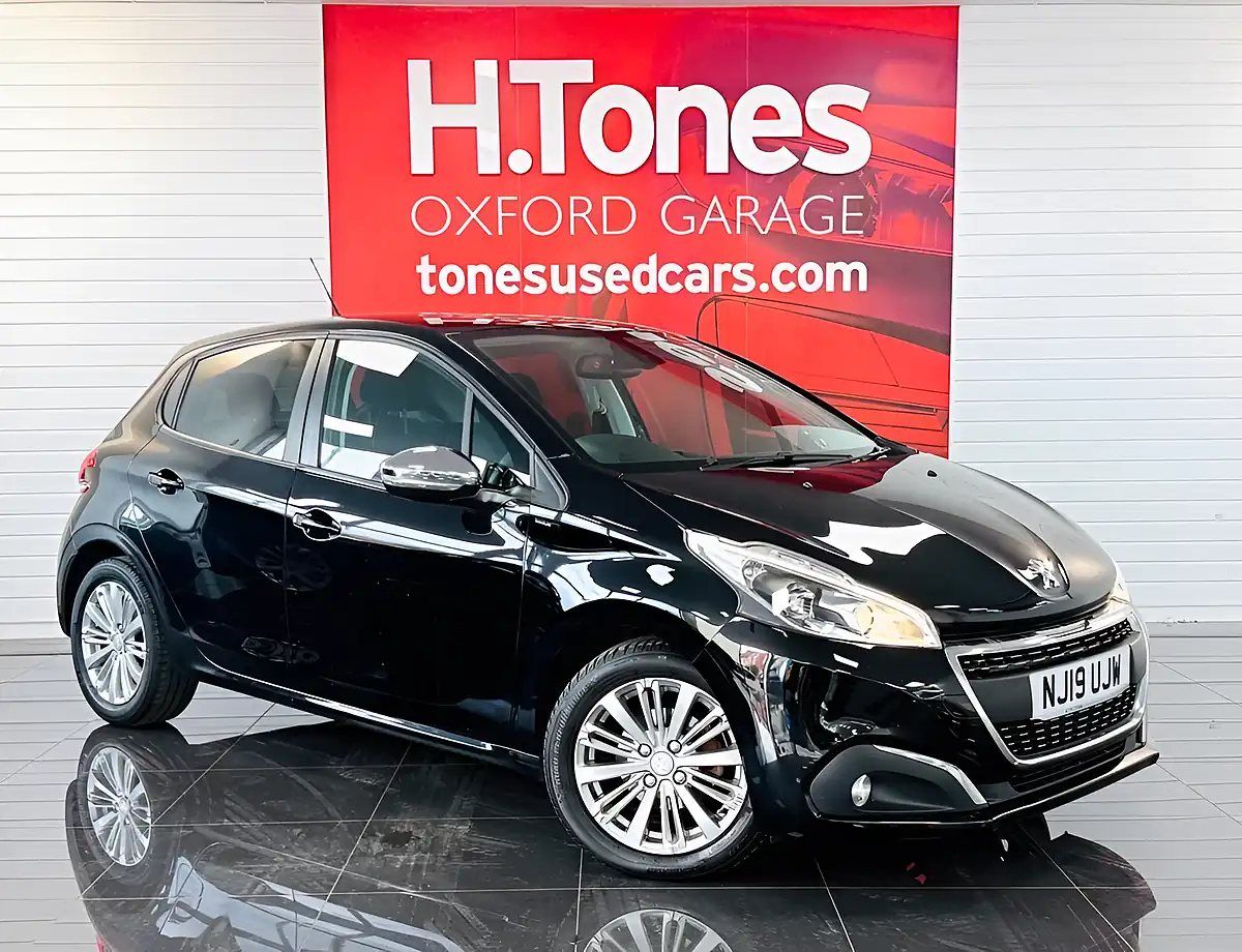 Used 2019 Peugeot 208 Signature Black - Front View