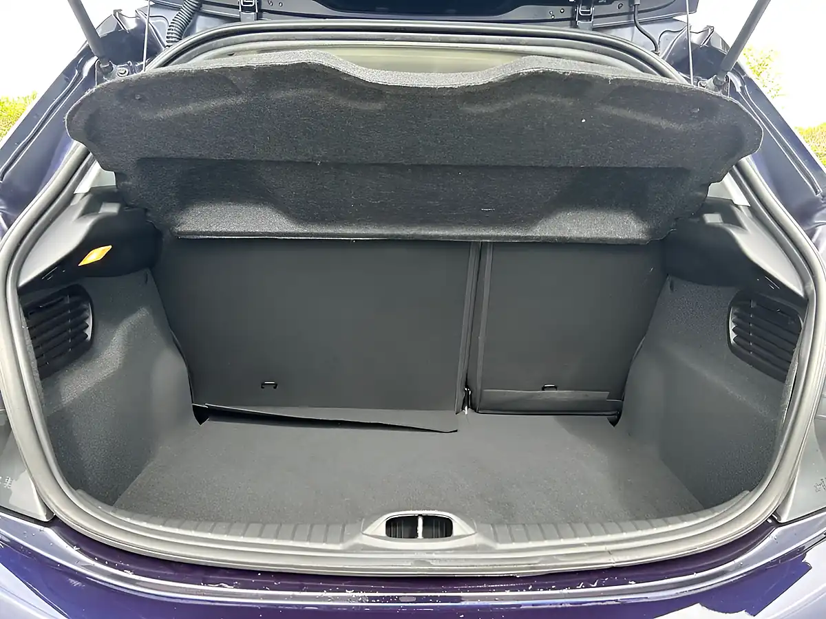 Used 2019 Peugeot 208 Signature Blue - Interior and Exterior details 13