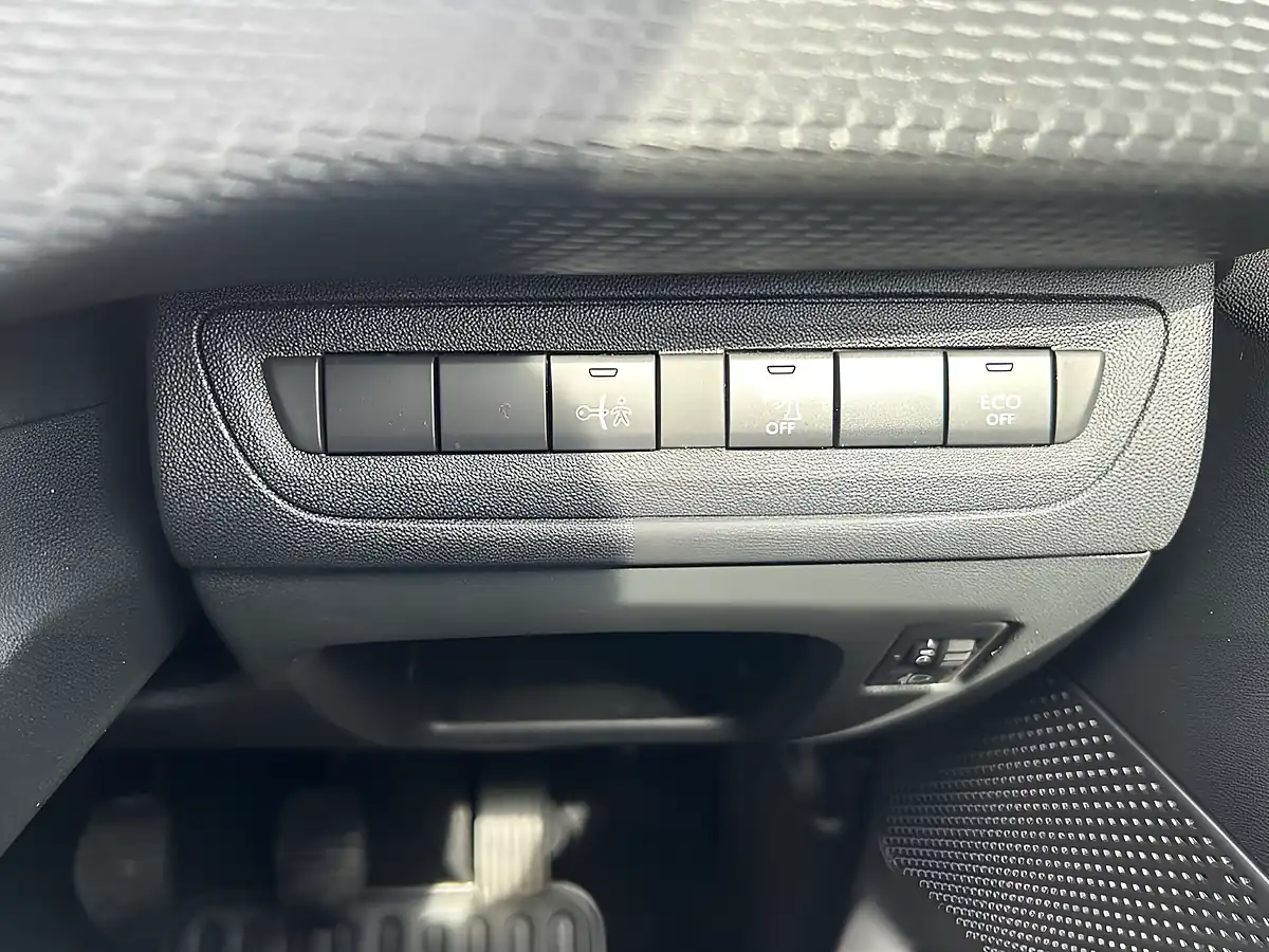Used 2019 Peugeot 208 Signature Blue - Interior and Exterior details 19