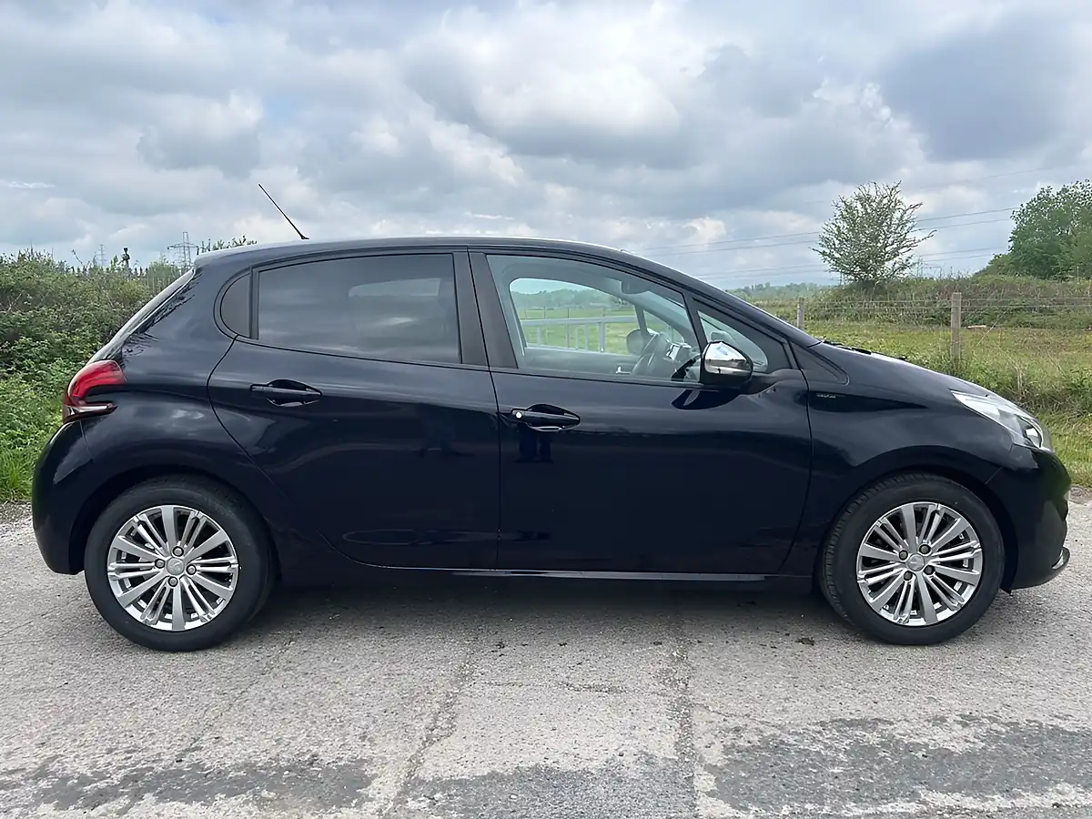 Used 2019 Peugeot 208 Signature Blue - Interior and Exterior details 2