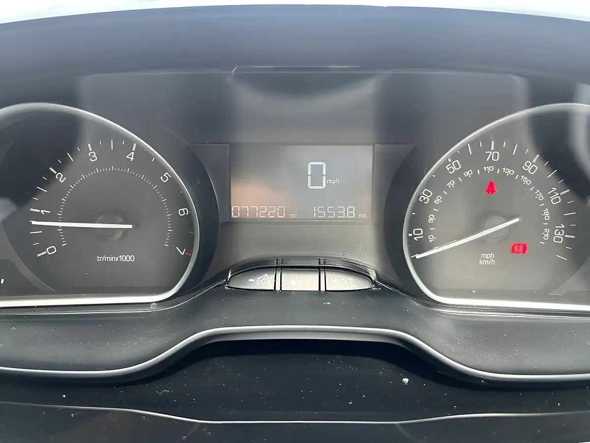 Used 2019 Peugeot 208 Signature Blue - Interior and Exterior details 20