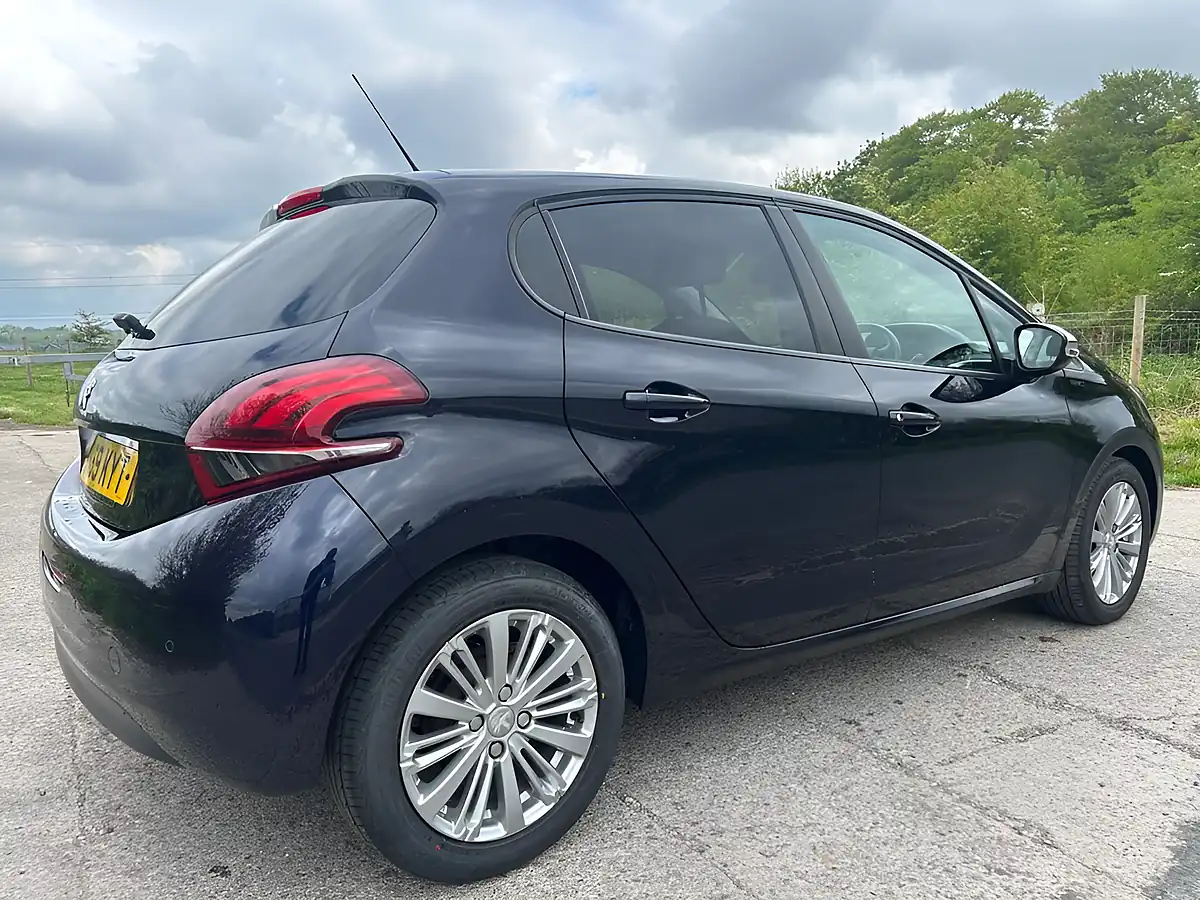 Used 2019 Peugeot 208 Signature Blue - Interior and Exterior details 3