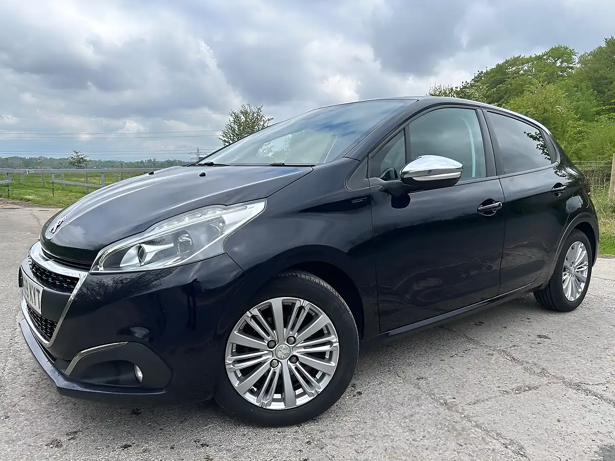 Used 2019 Peugeot 208 Signature Blue - Interior and Exterior details 4