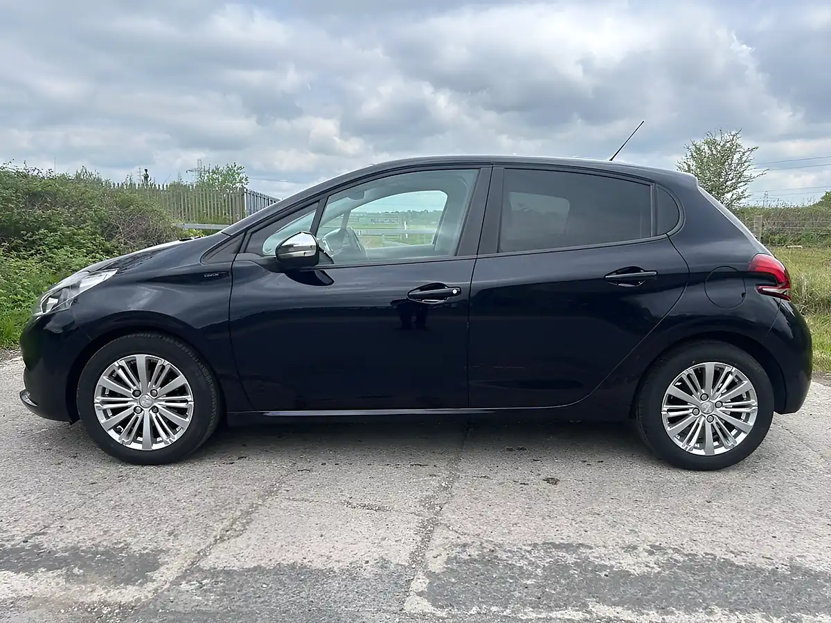 Used 2019 Peugeot 208 Signature Blue - Interior and Exterior details 5