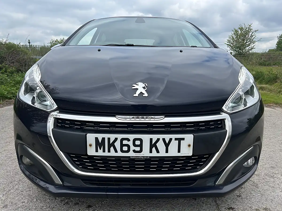 Used 2019 Peugeot 208 Signature Blue - Interior and Exterior details 7