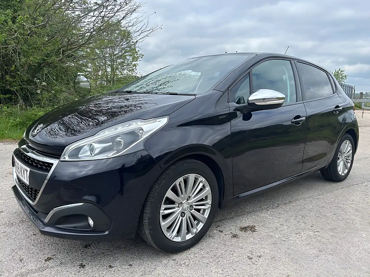 Used 2019 Peugeot 208 Signature Blue - Interior and Exterior details 8