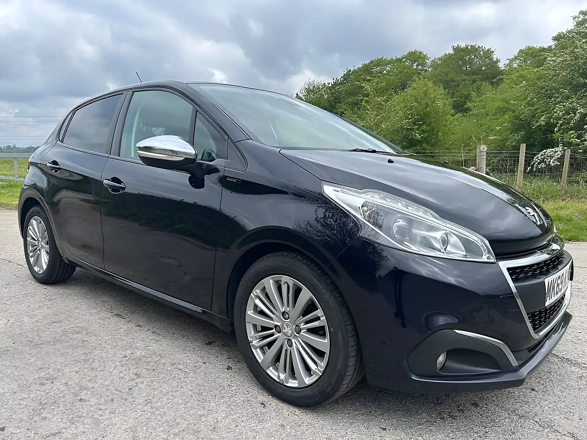 Used 2019 Peugeot 208 Signature Blue - Interior and Exterior details 9
