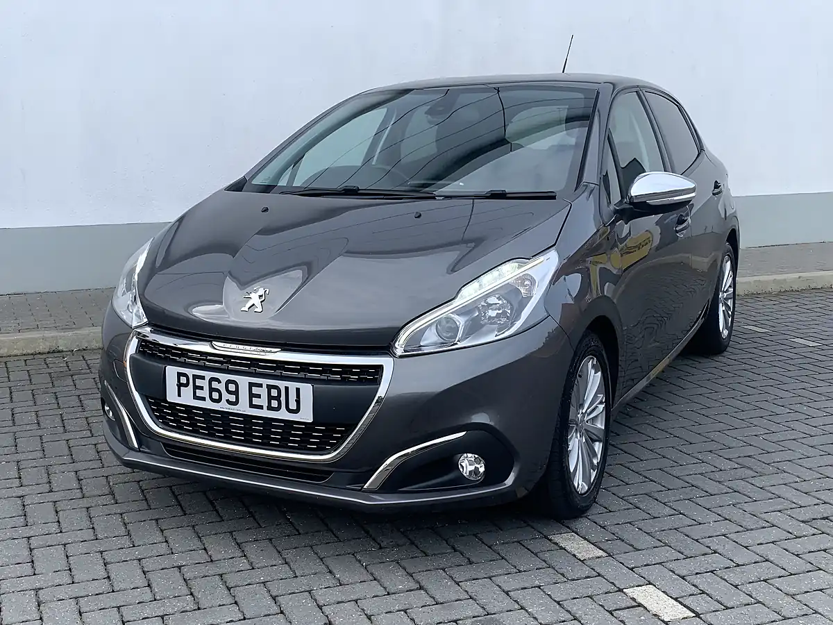 Used 2019 Peugeot 208 Signature Grey - Interior and Exterior details 7
