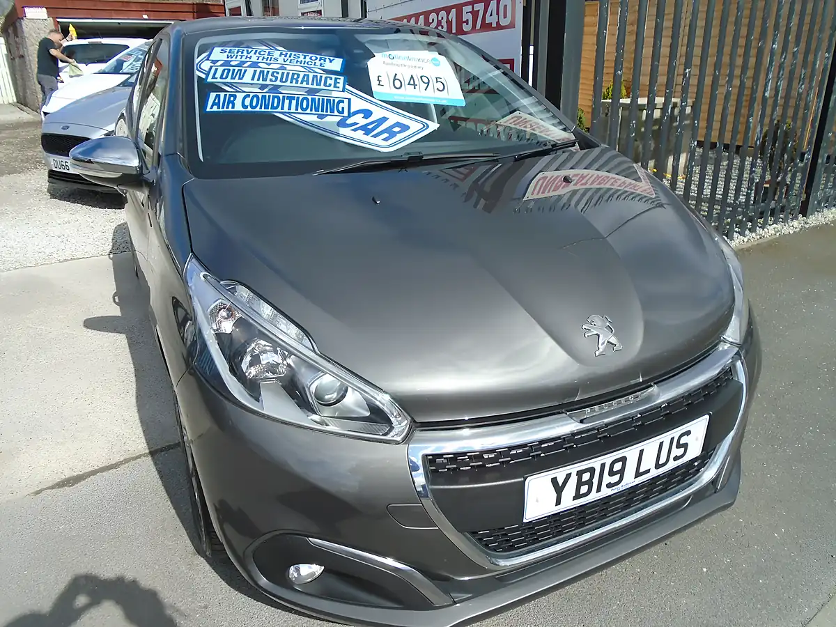Used 2019 Peugeot 208 Signature Grey - Interior and Exterior details 3