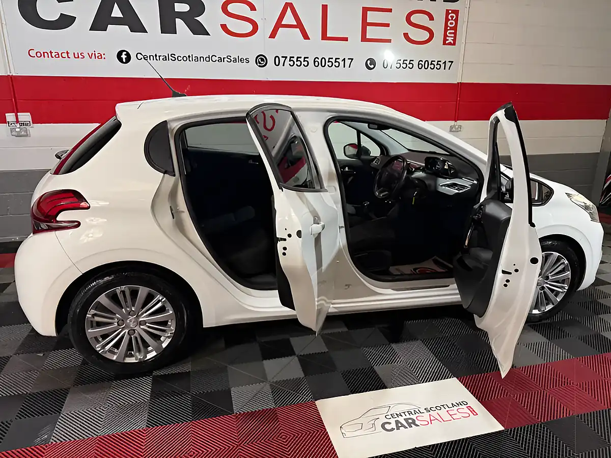 Used 2019 Peugeot 208 Signature White - Interior and Exterior details 11
