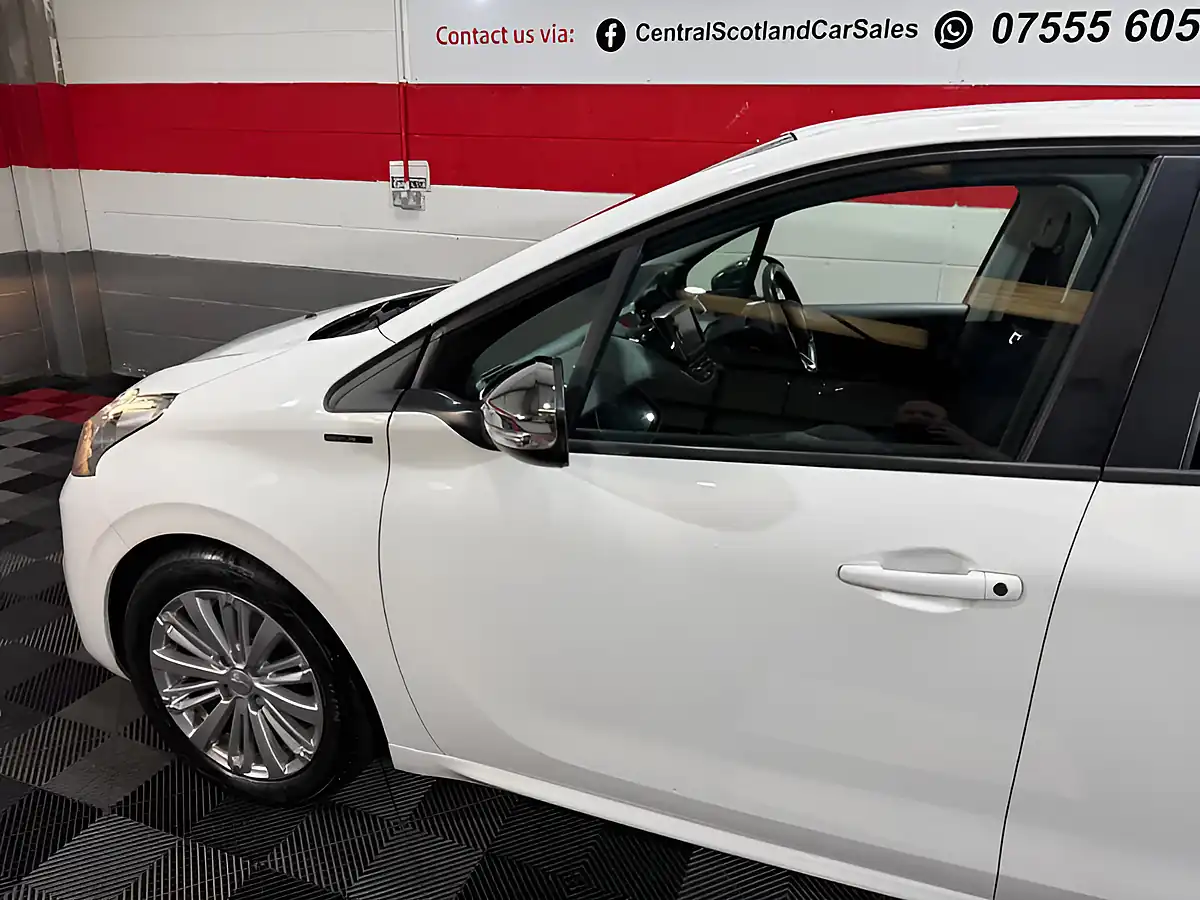 Used 2019 Peugeot 208 Signature White - Interior and Exterior details 19