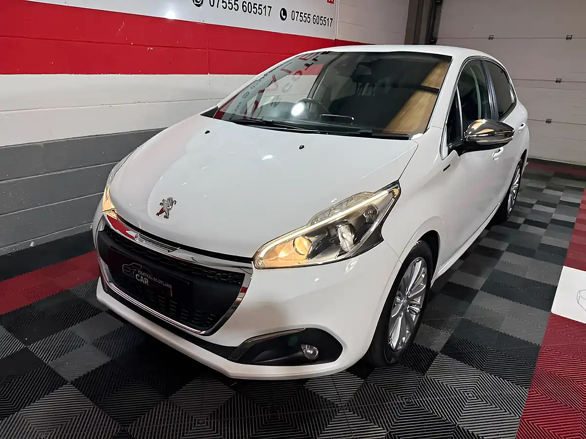 Used 2019 Peugeot 208 Signature White - Interior and Exterior details 8