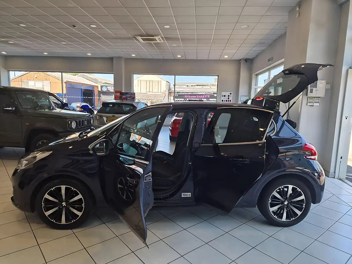 Used 2019 Peugeot 208 Tech Edition Blue - Interior and Exterior details 5