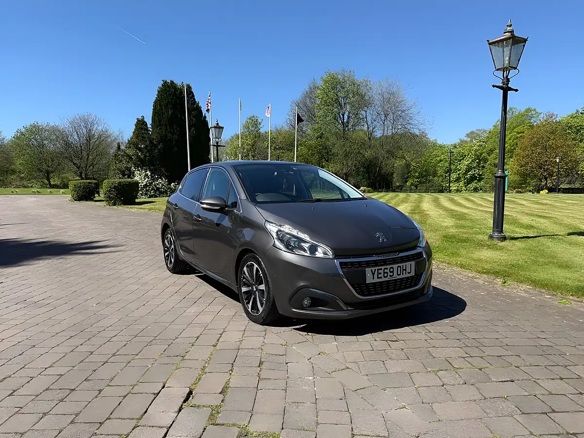 Used 2019 Peugeot 208 Tech Edition Grey - Front View